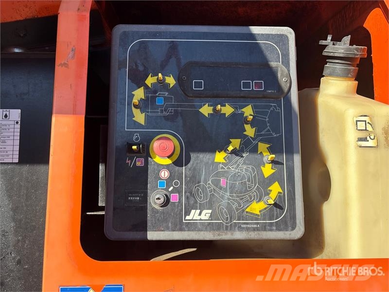 JLG 800A 4WD Dual Fuel Articulating Boom Lift 曲臂高空作業車