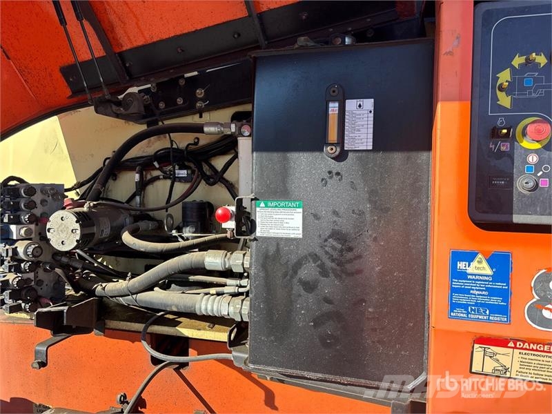 JLG 800A 4WD Dual Fuel Articulating Boom Lift 曲臂高空作業車