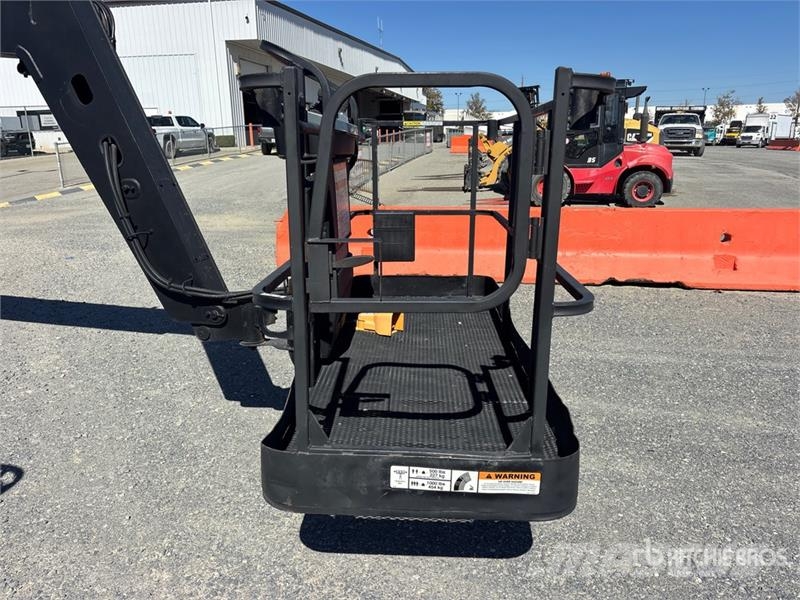 JLG 800A 4WD Dual Fuel Articulating Boom Lift Articulated boom lifts