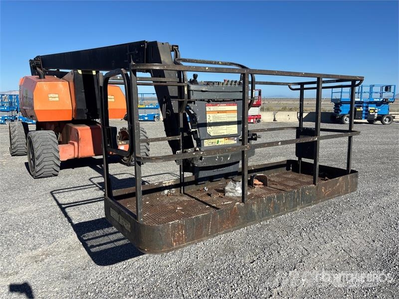 JLG 800A 4WD Dual Fuel Articulating Boom Lift 曲臂高空作業車