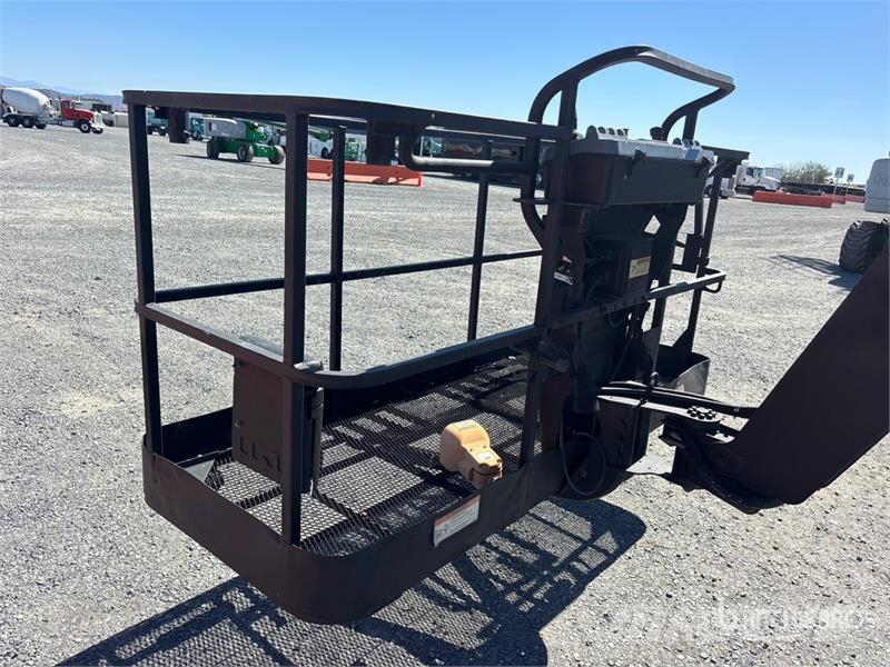 JLG 800A 4WD Dual Fuel Articulating Boom Lift Articulated boom lifts