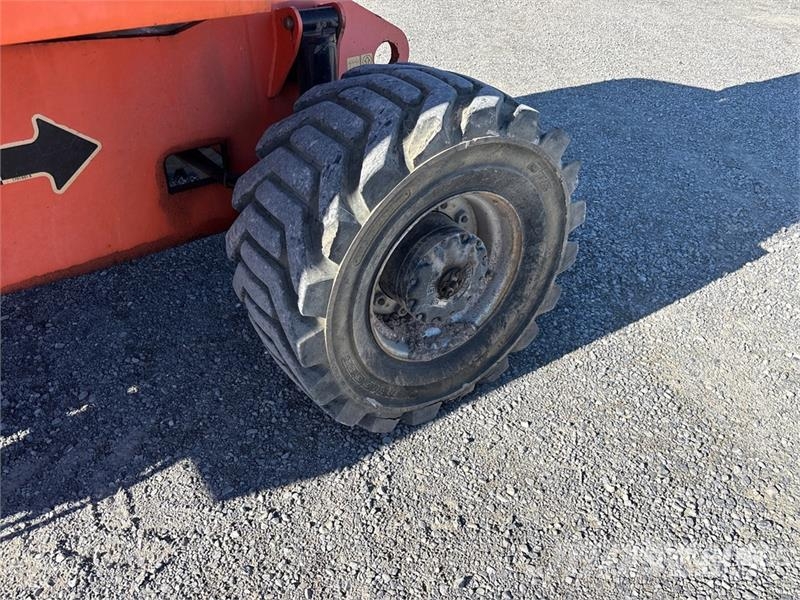 JLG 800A 4WD Dual Fuel Articulating Boom Lift 曲臂高空作業車