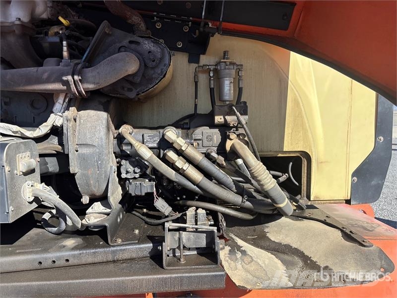 JLG 800A 4WD Dual Fuel Articulating Boom Lift 曲臂高空作業車