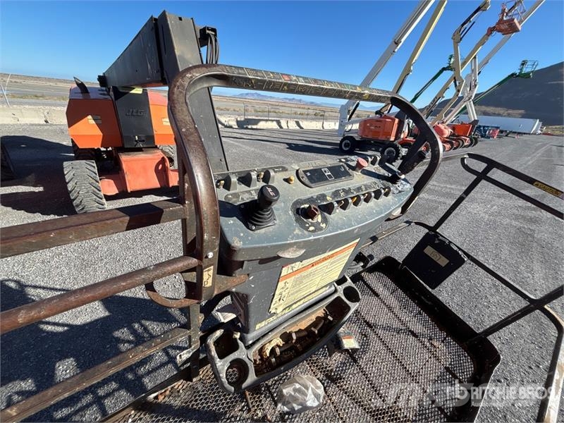 JLG 800A 4WD Dual Fuel Articulating Boom Lift 曲臂高空作業車