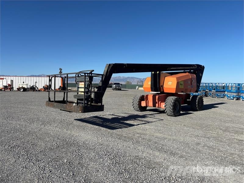 JLG 800A 4WD Dual Fuel Articulating Boom Lift 曲臂高空作業車
