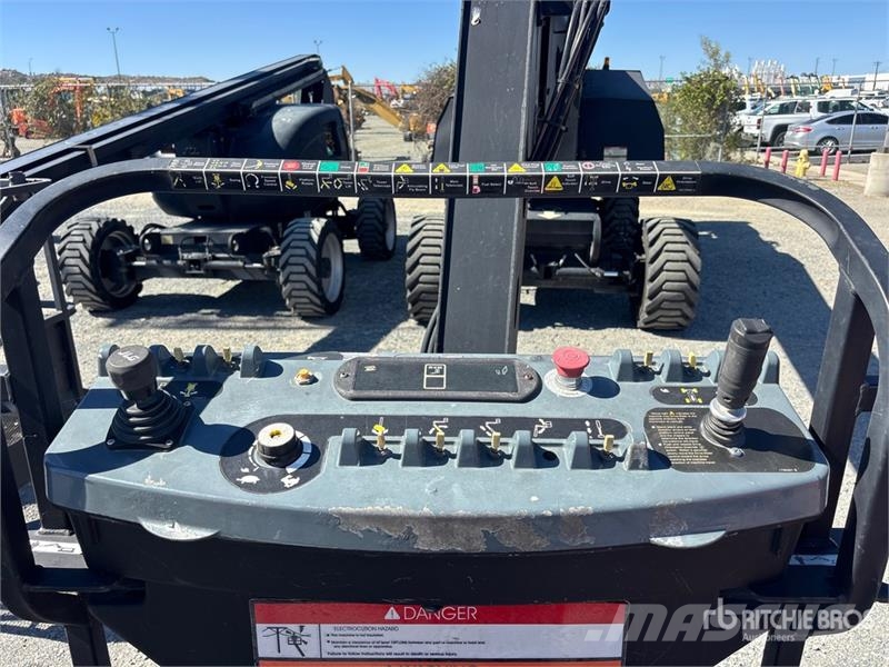 JLG 800A 4WD Dual Fuel Articulating Boom Lift Articulated boom lifts