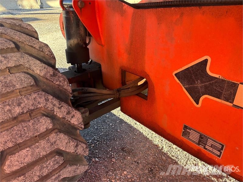 JLG 800A 4WD Dual Fuel Articulating Boom Lift 曲臂高空作業車