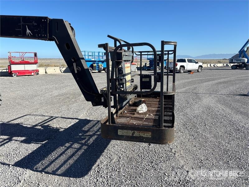 JLG 800A 4WD Dual Fuel Articulating Boom Lift 曲臂高空作業車