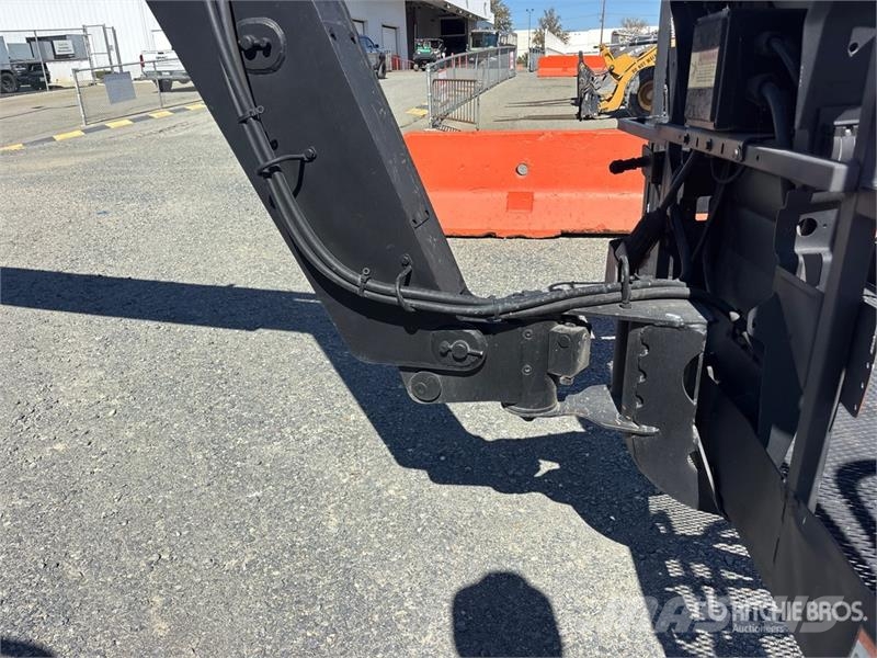 JLG 800A 4WD Dual Fuel Articulating Boom Lift Articulated boom lifts