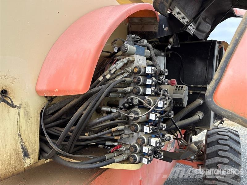 JLG 800AJ 4WD Dual Fuel Articulating Boom Lift Articulated boom lifts