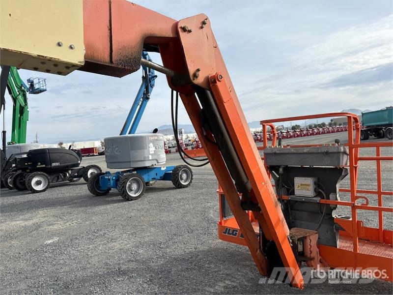 JLG 800AJ 4WD Dual Fuel Articulating Boom Lift Articulated boom lifts