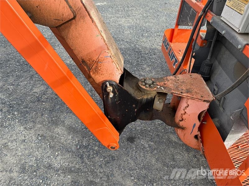 JLG 800AJ 4WD Dual Fuel Articulating Boom Lift Articulated boom lifts
