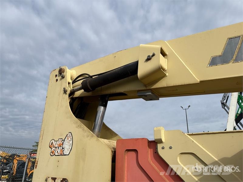 JLG 800AJ 4WD Dual Fuel Articulating Boom Lift Articulated boom lifts