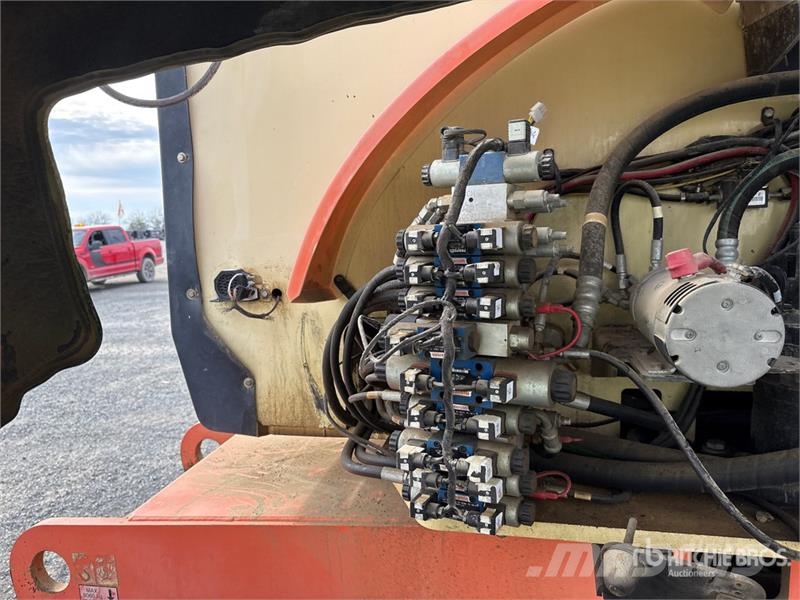 JLG 800AJ 4WD Dual Fuel Articulating Boom Lift Articulated boom lifts
