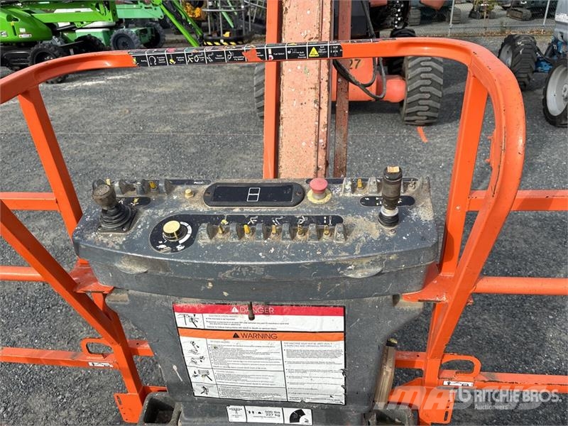 JLG 800AJ 4WD Dual Fuel Articulating Boom Lift Articulated boom lifts
