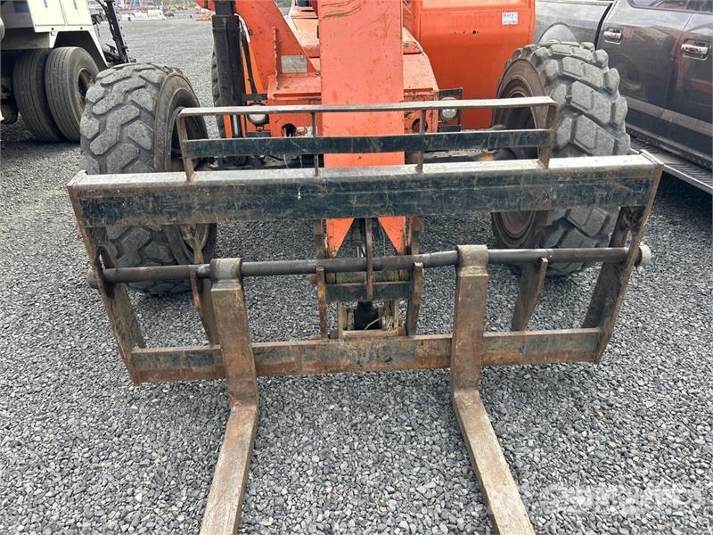 JLG 8042 Teleskopické manipulátory