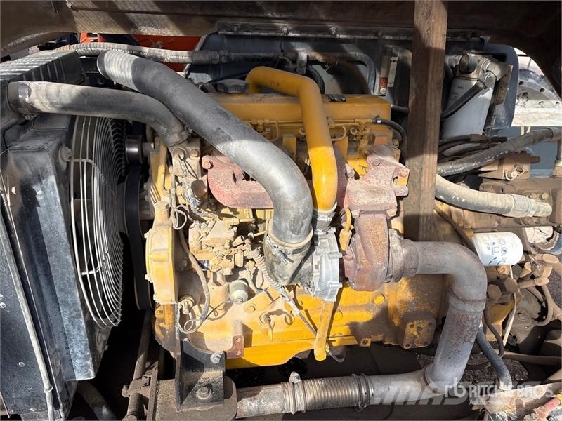 JLG G9-43A 伸縮臂操作車