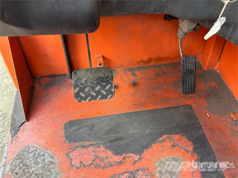 JLG G9-43A 伸縮臂操作車