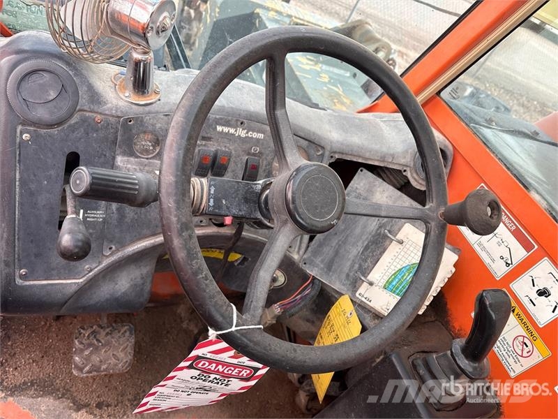 JLG G9-43A 伸縮臂操作車