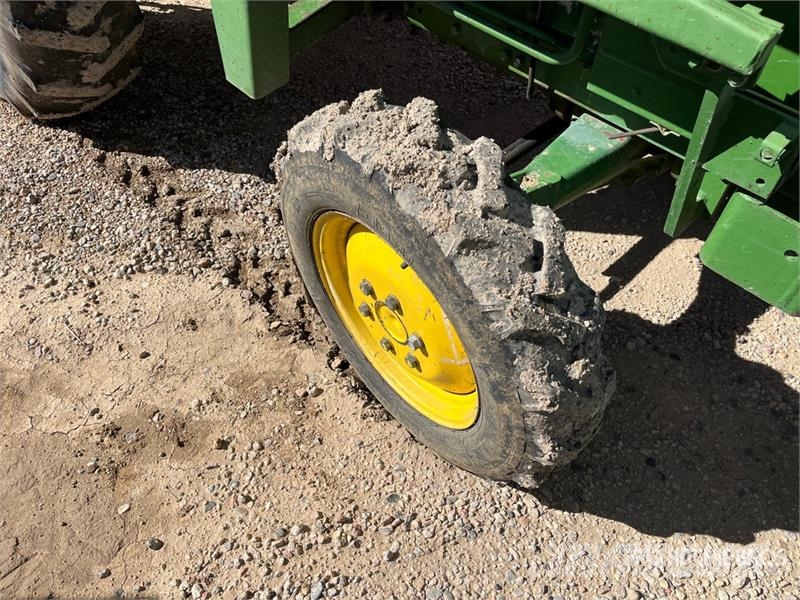 John Deere 1050 4WD Utility Tractor (Inoperable) Kompakttraktorer
