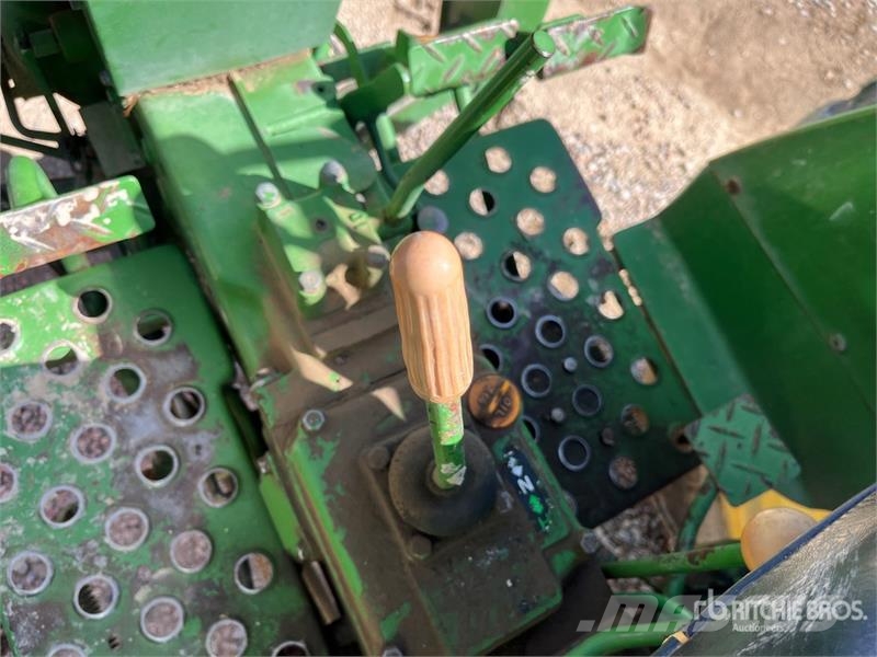 John Deere 1050E 4WD Utility Tractor (Inoperable) Kompakt traktorok