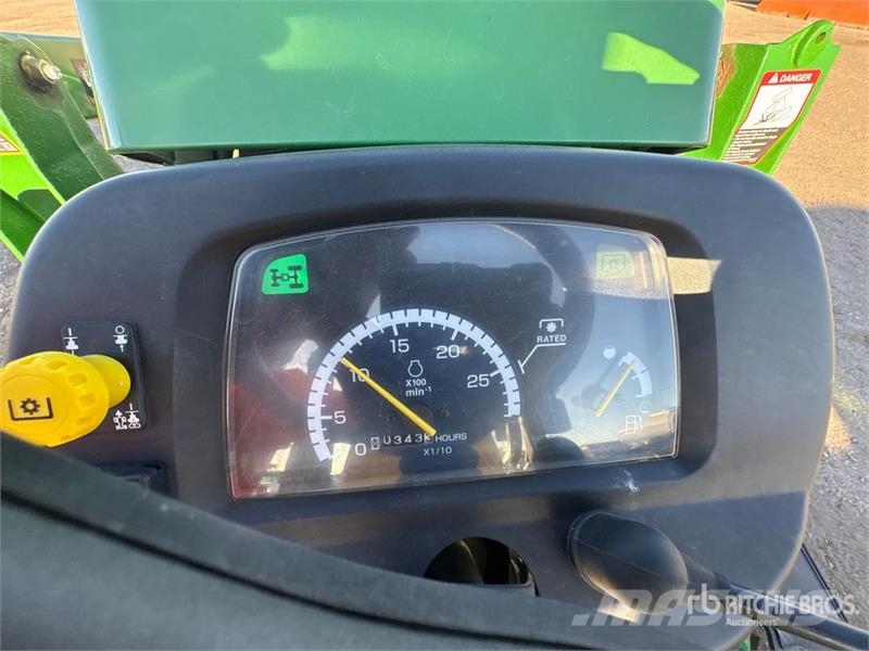 John Deere 2032R 4WD Utility Tractor Коммунальные тракторы