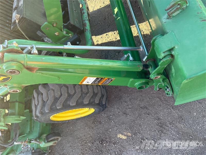John Deere 2032R 4WD Utility Tractor Коммунальные тракторы