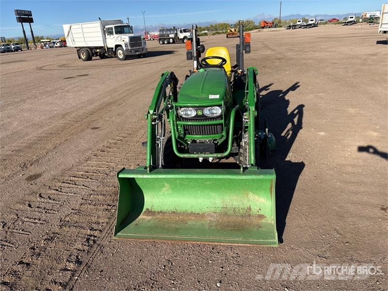 John Deere 2032R 4WD Utility Tractor Коммунальные тракторы