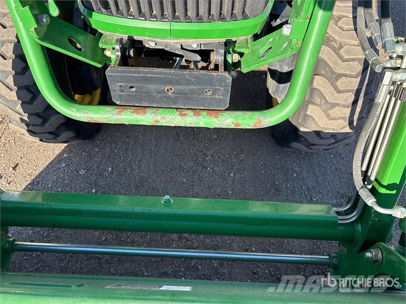 John Deere 2032R 4WD Utility Tractor Коммунальные тракторы