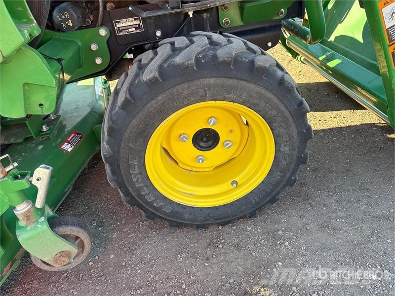 John Deere 2032R 4WD Utility Tractor Коммунальные тракторы