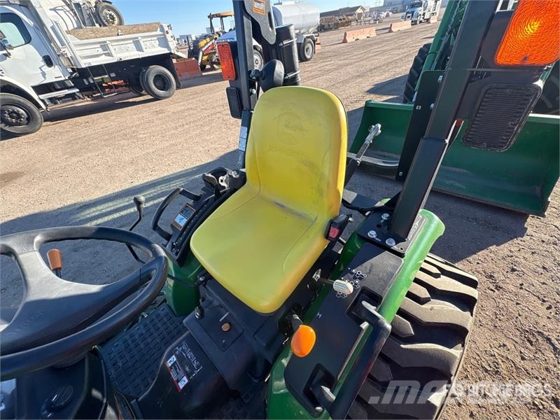 John Deere 2032R 4WD Utility Tractor Коммунальные тракторы