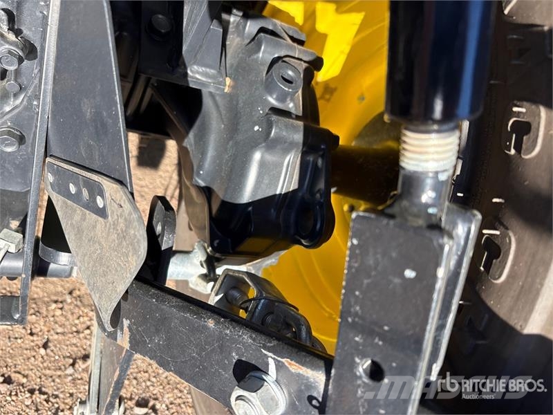 John Deere 2032R 4WD Utility Tractor Коммунальные тракторы