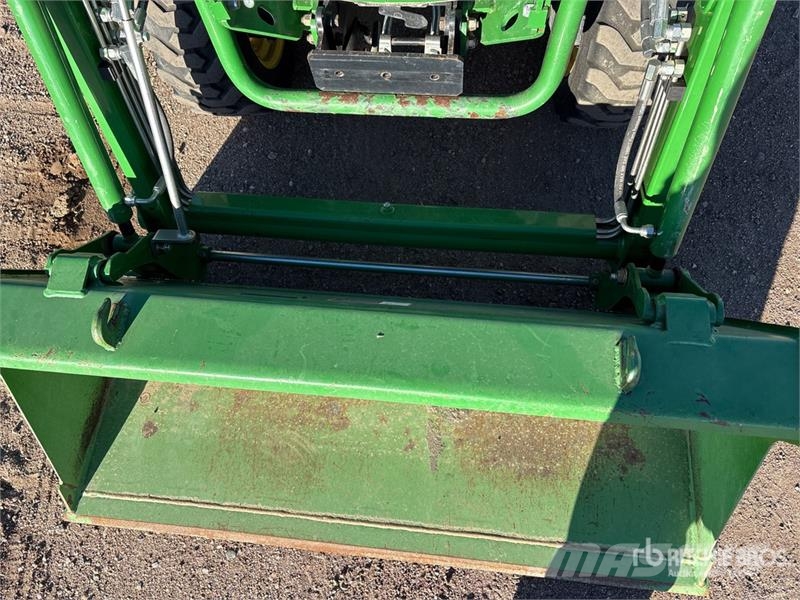 John Deere 2032R 4WD Utility Tractor Коммунальные тракторы