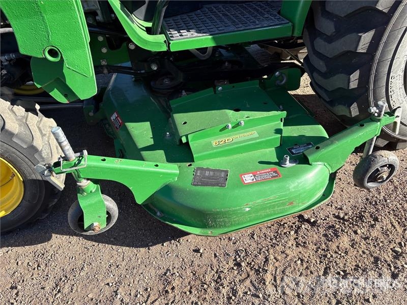 John Deere 2032R 4WD Utility Tractor Коммунальные тракторы