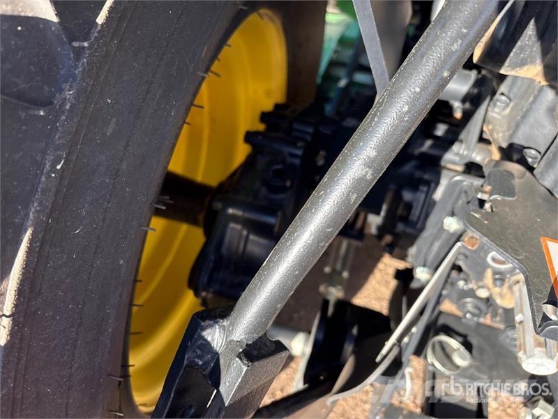 John Deere 2032R 4WD Utility Tractor Коммунальные тракторы