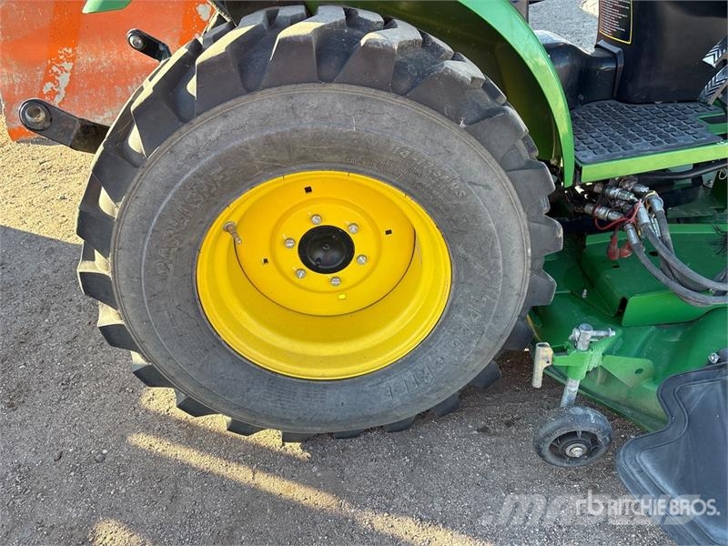 John Deere 2032R 4WD Utility Tractor Коммунальные тракторы
