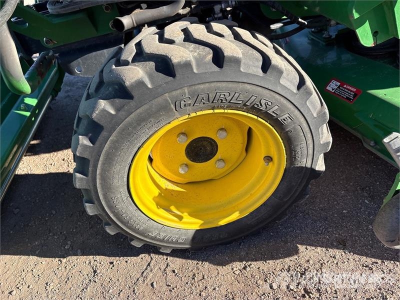 John Deere 2032R 4WD Utility Tractor Коммунальные тракторы