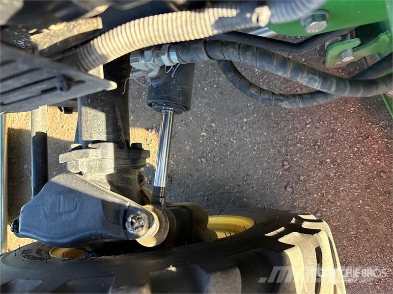 John Deere 2032R 4WD Utility Tractor Коммунальные тракторы