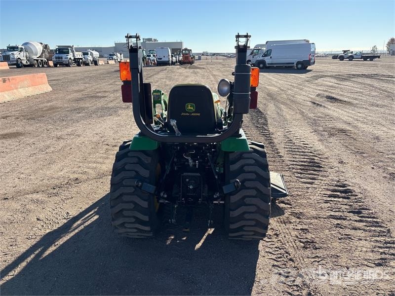 John Deere 2032R 4WD Utility Tractor Коммунальные тракторы