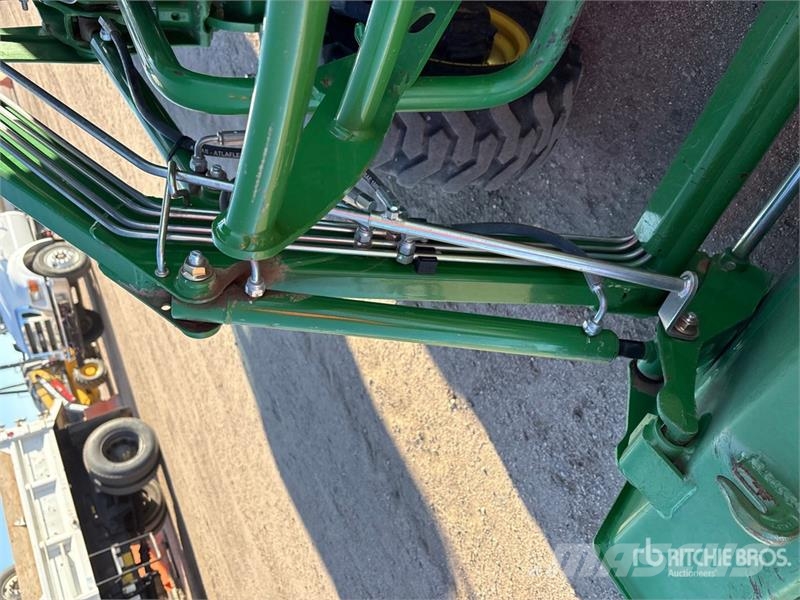 John Deere 2032R 4WD Utility Tractor Коммунальные тракторы