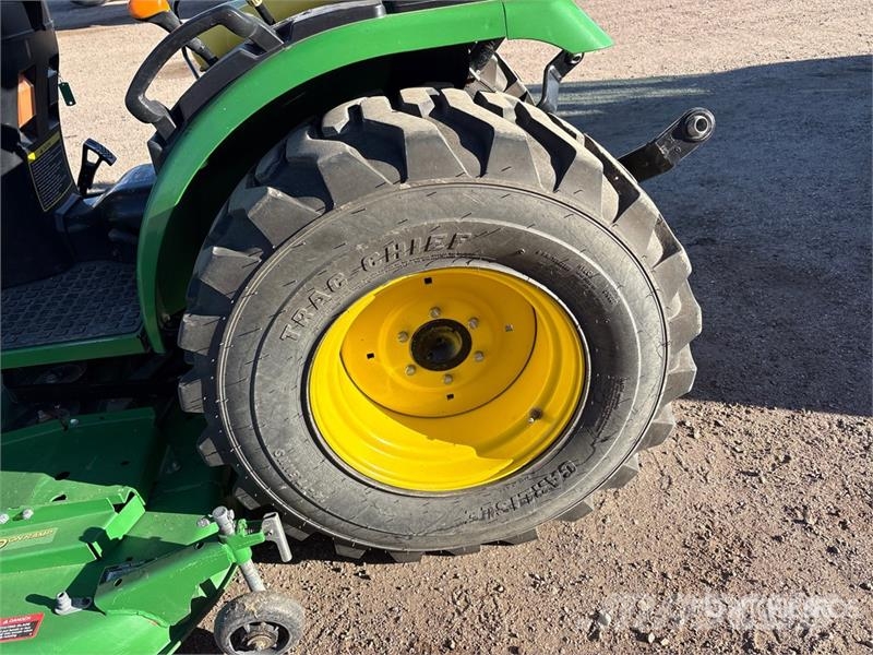 John Deere 2032R 4WD Utility Tractor Коммунальные тракторы