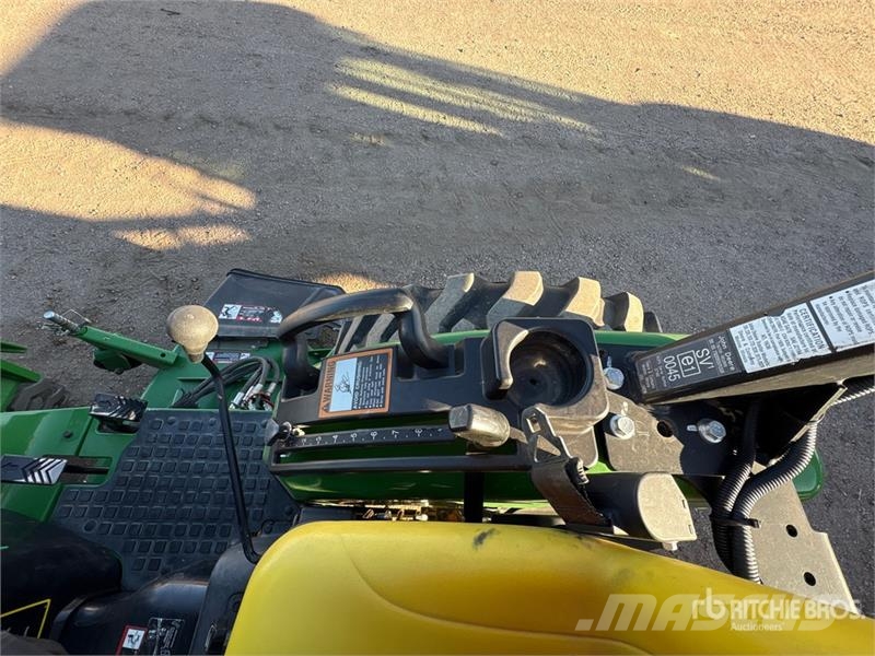 John Deere 2032R 4WD Utility Tractor Коммунальные тракторы