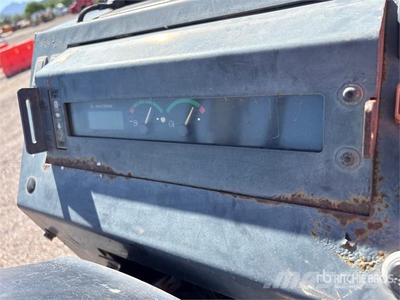John Deere 210K Tekerlekli yükleyiciler