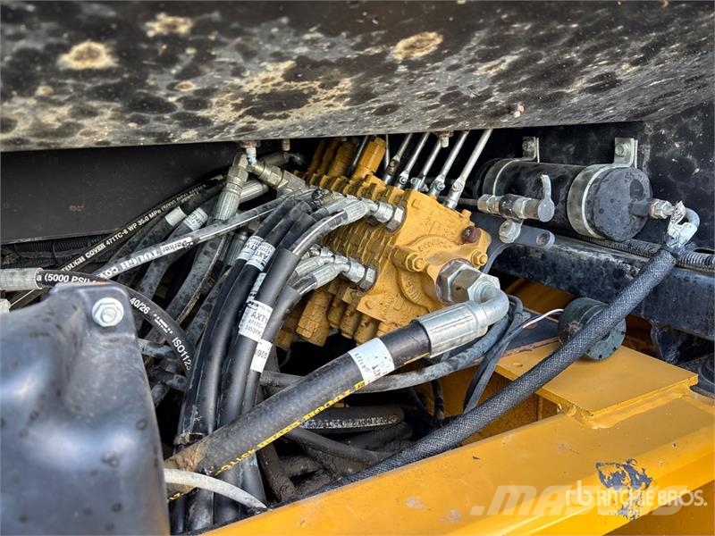 John Deere 210L 4x4 Landscape Loader لوادر بعجل