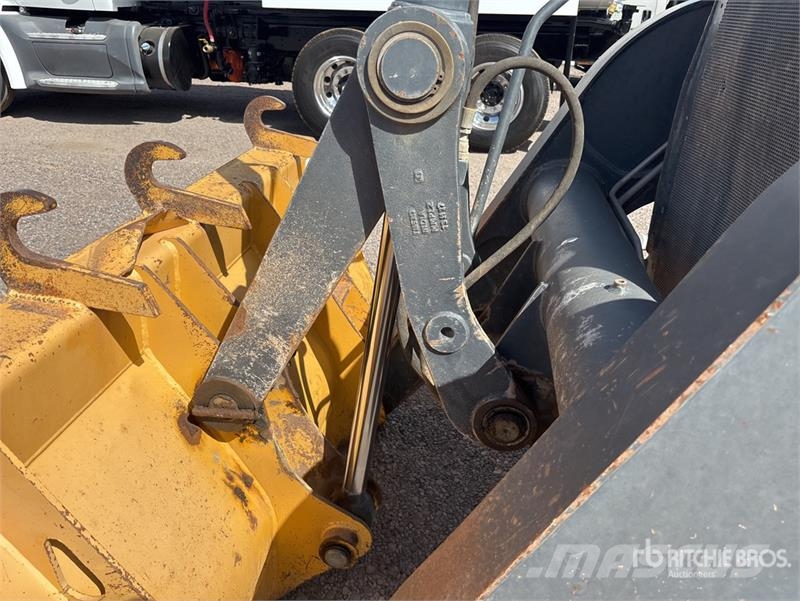 John Deere 210L 4x4 Landscape Loader Wielladers