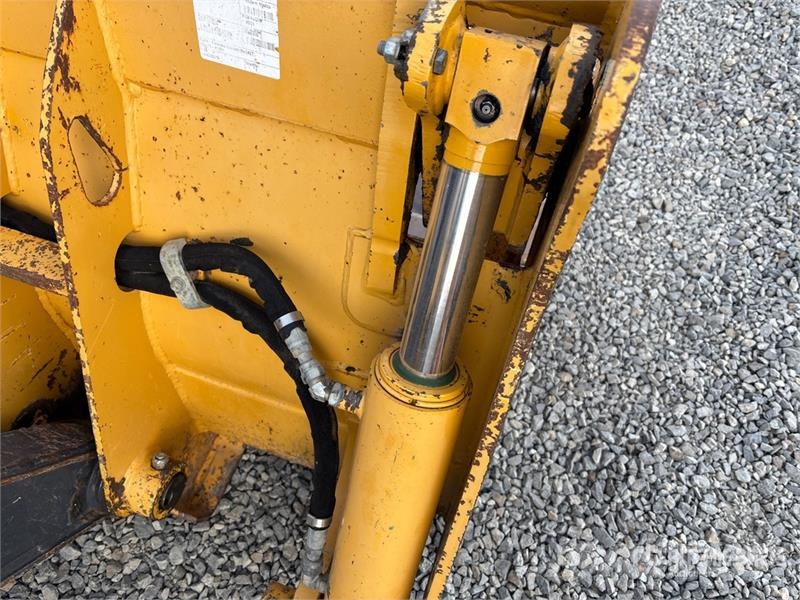 John Deere 210L 4x4 Landscape Loader لوادر بعجل
