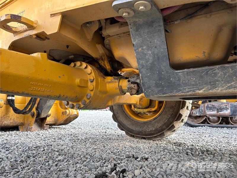 John Deere 210L 4x4 Landscape Loader لوادر بعجل