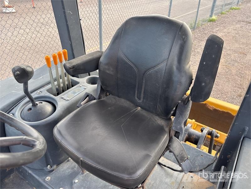 John Deere 210L 4x4 Landscape Loader Radlader