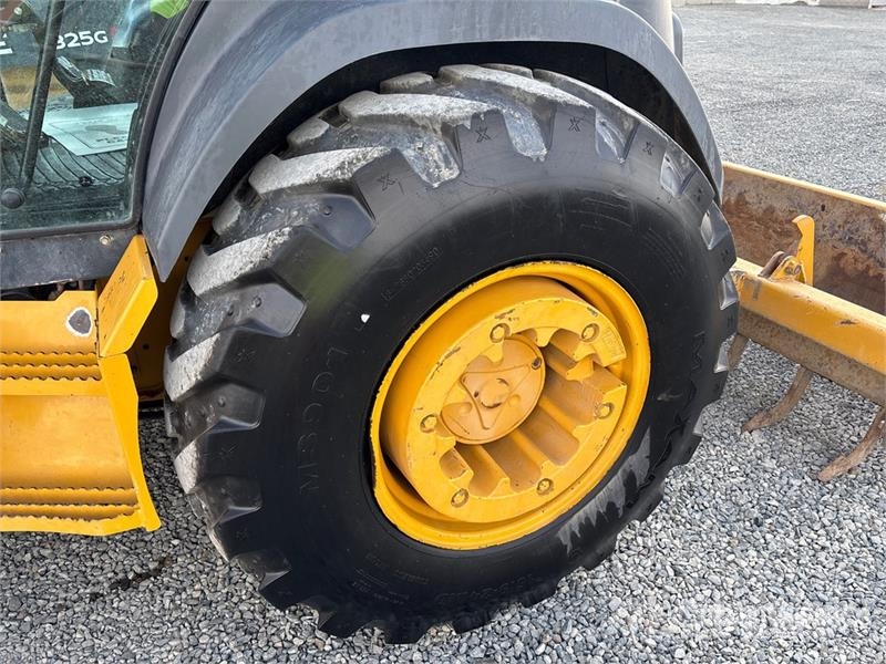 John Deere 210L 4x4 Landscape Loader لوادر بعجل