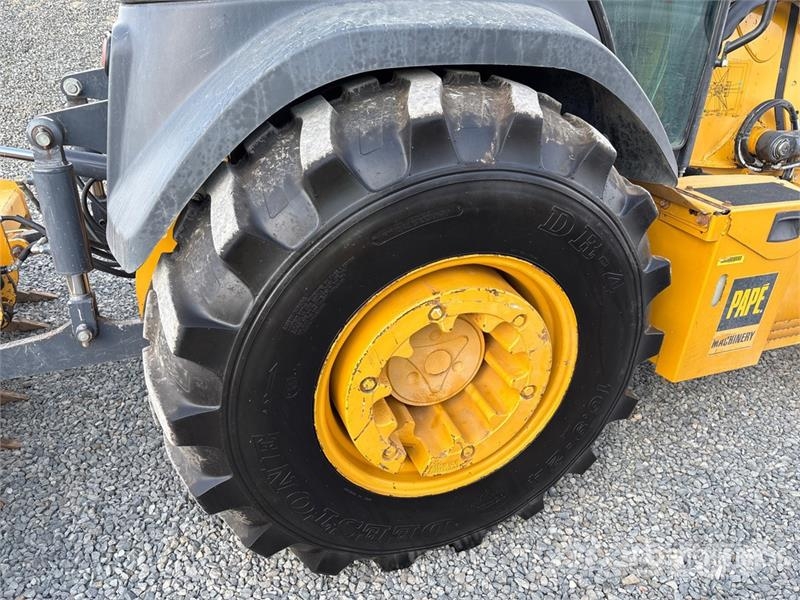 John Deere 210L 4x4 Landscape Loader لوادر بعجل
